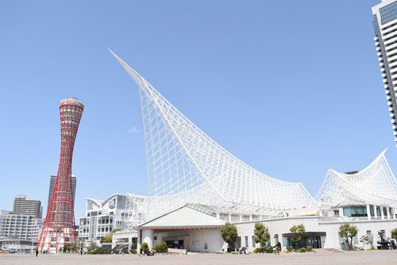 神戸ポートタワーと神戸海洋博物館