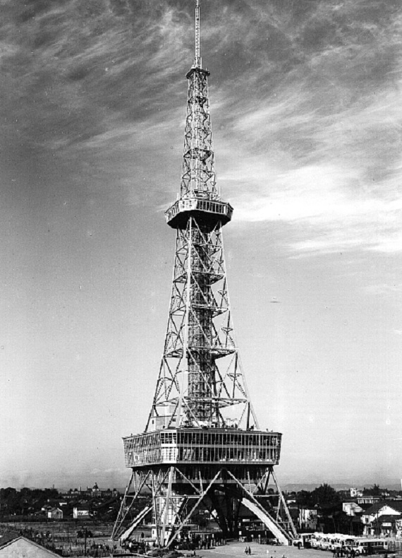 日本初の集約電波鉄塔